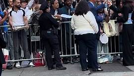 Anne Hathaway looking amazing being nice to her fans signing autographs at Good Morning America in New York City this morning (🎥) @elderordonez1 #annehathaway #scarlettjohansson #salmahayek #galgadot #jenniferlawrence #elizabetholsen #emmastone #meganfox #margotrobbie #alexandradaddario #emmawatson #angelinajolie #brielarson #kateupton #jenniferaniston #eizagonzalez #movie #emiliaclarke #kendalljenner #elderordonez1 #goodmorning #nyc #newyork