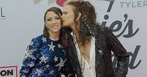 Steven Tyler kisses girlfriend Aimee Preston at Grammy bash