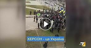 "Cherson è ucraina", la protesta nella città occupata dai russi. Le immagini