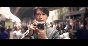 【日本CM】藤岡靛以流利英語細說拿著Canon新相機拍攝的感覺