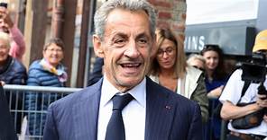 Diaporama : PHOTOS Nicolas Sarkozy : Sa fille Giulia, petite ado stylée aux cheveux longs, le surveille de près en dédicaces !