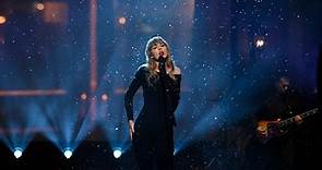 Taylor Swift Performs 10-Minute Version Of Jake Gyllenhaal Break-Up Anthem
