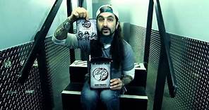 The Winery Dogs - DOG TREATS: "Mike Portnoy Shows You What's In The Box"