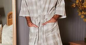 Descubre nuestra colección de pijamas y batas para él. Disponible en Boutiques y tienda online: www.plumashome.com | Plumas Home