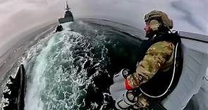 La Marina Real Británica prueba trajes a propulsión en sus entrenamientos militares