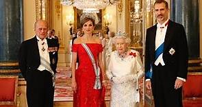 REYES DE ESPAÑA en la Cena de gala ofrecida por S M la Reina del Reino Unido