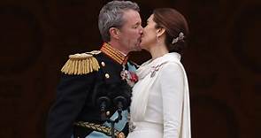 Mary di Danimarca e re Frederik, il bacio che dà via al loro regno (e allontana le voci di crisi)