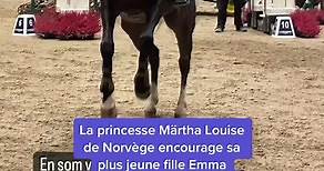 La princesse Märtha Louise de Norvège encourage sa plus jeune fille Emma Tallulah Behn lors d’une compétition de saut d’obstacles #marthalouisedenorvege #competitionequestre #emmatallulahbehn #emmabehn #equitation #cheval #pourtoi #pourtoipage #foryou #foryoupage #fyp #fypシ