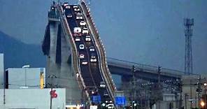 El insólito puente que parece una montaña rusa en Japón