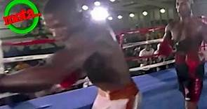 Boxeador lanza golpes al aire, queda desorientado y muere