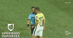 Pablo Aguilar le da un cabezazo al árbitro al término del Xolos vs América