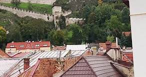 🏰 En un episodio más de #GameOfThrones … bandita vénganse a visitar conmigo el legendario castillo de #Trenčín en #Eslovaquia. Desde la Plaza Principal tomen la subida empedrada e inicien el ascenso. Después de 15 minutos de gran esfuerzo llegarán a la entrada pricipal. El boleto cuesta 7 euros y les darán un folleto, que les servirá de mapa para su recorrido. El #Castillo es uno de los más extensos de Europa, data del siglo XI y por siglos le perteneció a la dinastía de reyes húngaros. Explore