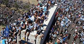 百萬球迷爭睹「巴士動不了」！阿根廷世界盃冠軍遊行 改搭直升機