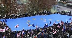 Georgia sale a la calle con la bandera europea gigante para pedir su adhesión a la UE