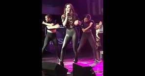 Hailee Steinfeld singing Starving in concert
