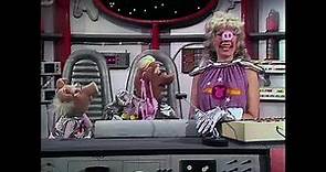 The Muppet Show - 502: Loretta Swit - Pigs in Space: First Mate Loretta (1980)