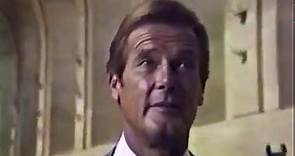 Sir Roger Moore on location in... - James Bond Television