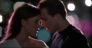 Kuffs - Poliziotto in blue jeans Cristian Slater kiss Milla Jovovich!