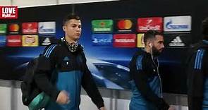 Cristiano Ronaldo signs an autograph in Cyprus (APOEL - Real Madrid 0-6)