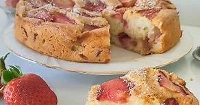 Torta con le fragole e yogurt Ingredienti Per la torta con fragole e yogurt 250 gr di farina 150 gr di zucchero 200 gr di fragole 100 gr di yogurt greco 2 uova medie 40 gr di olio di semi di girasole 1 scorza di limone Mezza bustina lievito per dolci 1 pizzico di sale per la decorazione 150 gr di fragole 20 gr di zucchero di canna · · · #tortasdecoradas #tortas #cake #torta #fragole #yogurt #strawberry #cakes #instagram #instacake | Old And New Kitchen