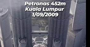 les Petronas twin towers de Kuala Lumpur en Malaisie reste à ce jour les tours jumelles les plus hautes du monde culminant à 452m . Une 1ere tentative le 20 March 1997 qui c.est soldè par un échec et arrestation au 60eme étage de la tour 1 . une 2eme tentative 10 ans plus tards jour pour jour mais cette fous sur la Tour 2 qui c.est également soldée par une arrestation à nouveau au 60 eme etage et contre toute attente le 1er septembre 2009 je me dresse enfin au sommet . Même aprés avoir décidé de