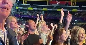 Jude Law disfrutando como un niño en un concierto de Paul McCartney, o el mejor video que vas a ver hoy 😍❤️ #judelaw #paulmccartney | Fotogramas