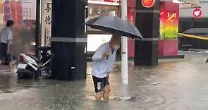 豪雨狂下！台南4區發布淹水警戒 水淹小腿畫面曝｜東森新聞