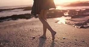Mujer caminando descalzo en la playa [Video de dominio Público]
