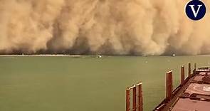 Una enorme tormenta de arena engulle el Canal de Suez en Egipto
