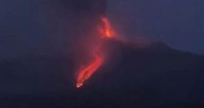 L'Etna torna a eruttare: le immagini della spettacolare fontana di lava