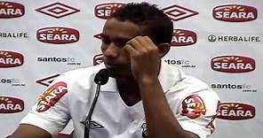 Lateral Danilo é apresentado no Santos FC