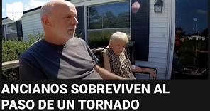 Esta pareja de ancianos sobrevivió pese a que un tornado voló el techo de su casa