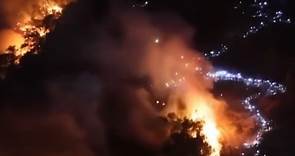重庆北碚山火现场震撼一幕：灭火人员举灯排成“星河”围住火海