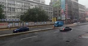 豪雨狂炸新莊！幸福路瞬間成小河 民眾涉險通行