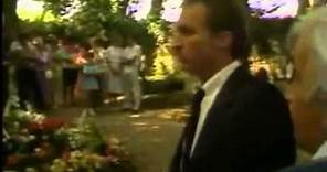 Elizabeth Taylor visits Richard Burton's gravesite 1984