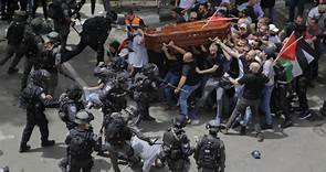 槍殺一位巴勒斯坦女記者之後，以色列軍警暴力鎮壓送葬民眾，連護柩者都無法倖免-風傳媒