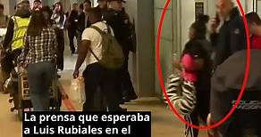 Confunden a este hombre con Rubiales en Barajas | La Opinión de Málaga