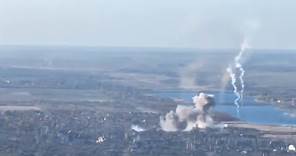 I bombardieri russi in picchiata sulla città di Mariinka: le immagini sopra il Donestk