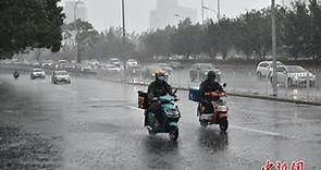 30年來最強暴雨襲北京 陸空交通大亂、河北民眾抱樹求生 | 兩岸傳真 | 全球 | NOWnews今日新聞