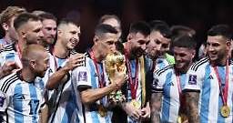 Los 26 jugadores del equipo argentino y sus fotos con la copa del Mundo | Video