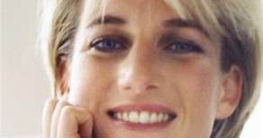 Diana de Gales, Lady Di, ‘La Reina de Corazones’ o simplemente Diana Frances Spencer, todos los nombres solo describen a una de las mujeres que se ganó el cariño del público con su sencillez, historia, luchas y hasta una tragedia que marcó la historia de la realeza para siempre, cuando perdió la vida en un trágico accidente en el túnel del Pont de l’Alma, en París, el 31 de agosto de 1997. 🖤 Hoy se cumplen 26 años del fallecimiento de Diana, el que para muchos fue uno de los más tristes de fina