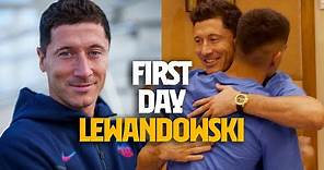 LEWANDOWSKI: FIRST HOURS AS A BARÇA PLAYER (TEAM MATES MEETING)