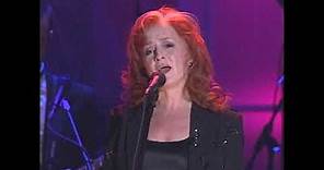 Bonnie Raitt performs "I Can't Make You Love Me" at the 2000 Hall of Fame Induction Ceremony