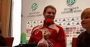 Manuel Neuer im Gespräch mit Kindern