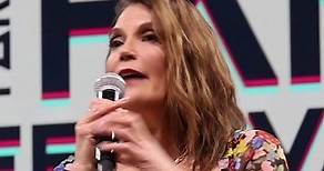 Teri Hatcher talks about the differences and similarities between her and Susan from Desperate Housewives and mentions an anecdote from a scene. #terihatcher #desperatehousewives #susanmayer #parisfanfestival #parisfanfest #convention #paris