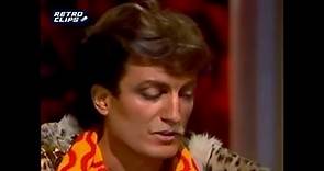 1981 Carmen Maura presenta en televisión a Tino Casal por primera vez en solitario
