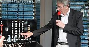 In Aktion: Prof. Horst Zuse führt den Computer Z3 vor