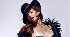 Fans are praising an unenhanced Cindy Crawford picture that was leaked online over the weekend