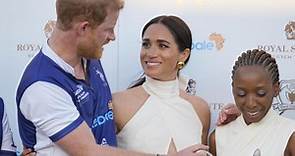 Momento incómodo: el gesto de Meghan Markle para que una mujer no pose junto al príncipe Enrique
