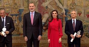 La Reina Letizia enamora con un misterioso vestido rojo con lazada ¡y con truco!
